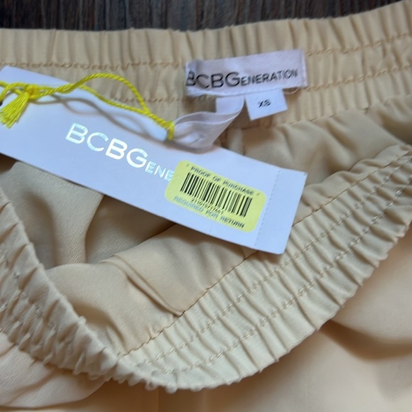 BCBGeneration NWT Cream Colored Shorts with Lace Detail Size XS - Picture 3 of 6